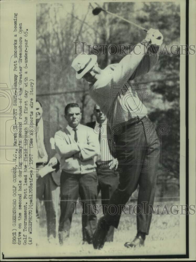 1967 Press Photo Golfer Johnny Pott uncorks a booming drive in Greensboro match- Historic Images