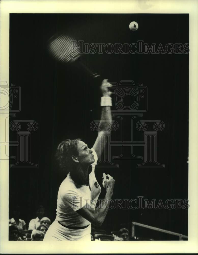 1978 Press Photo Tennis player Renee Richards returns overhead shot in a match- Historic Images