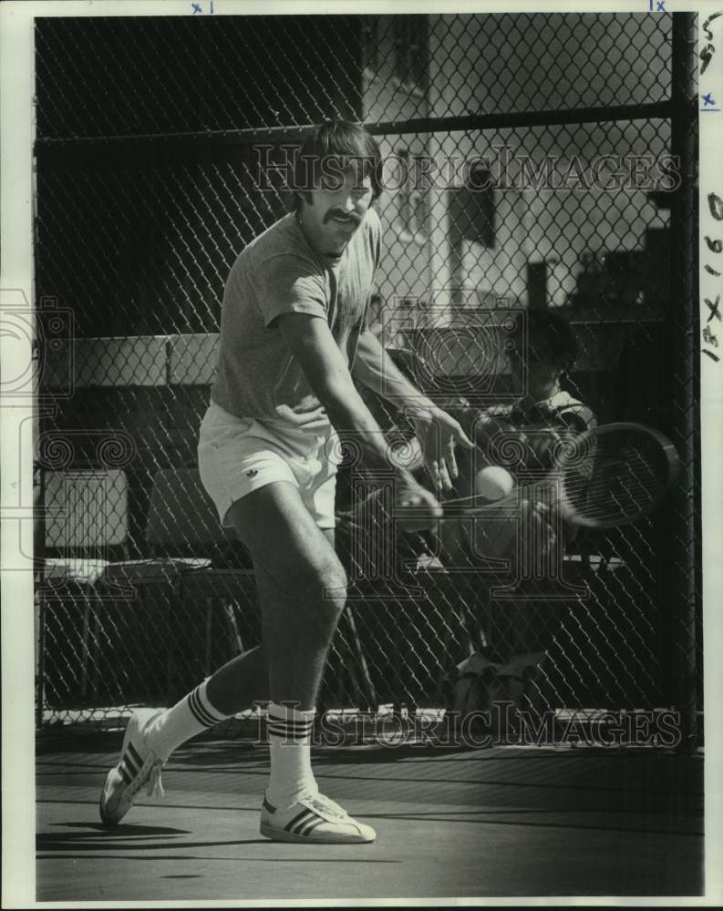 1977 Press Photo Tennis player Marty Riessen hits backhand shot to in match- Historic Images