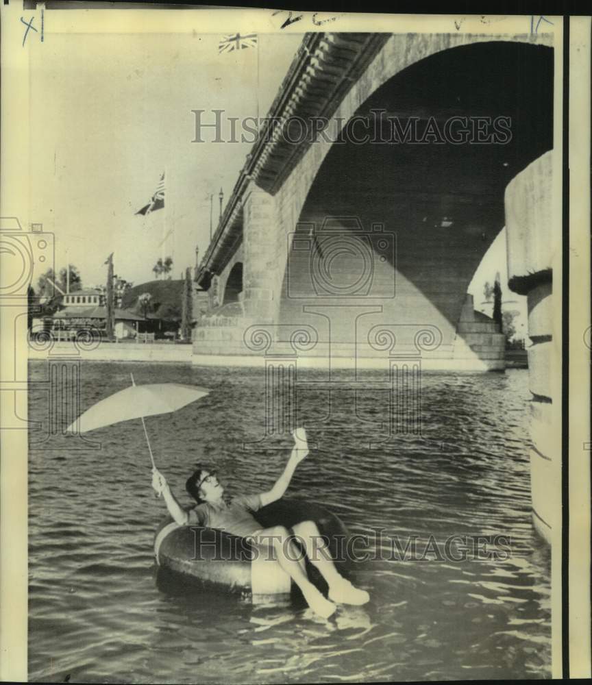 1973 Press Photo Tennis player Bobby Riggs floats under London Bridge in AZ- Historic Images