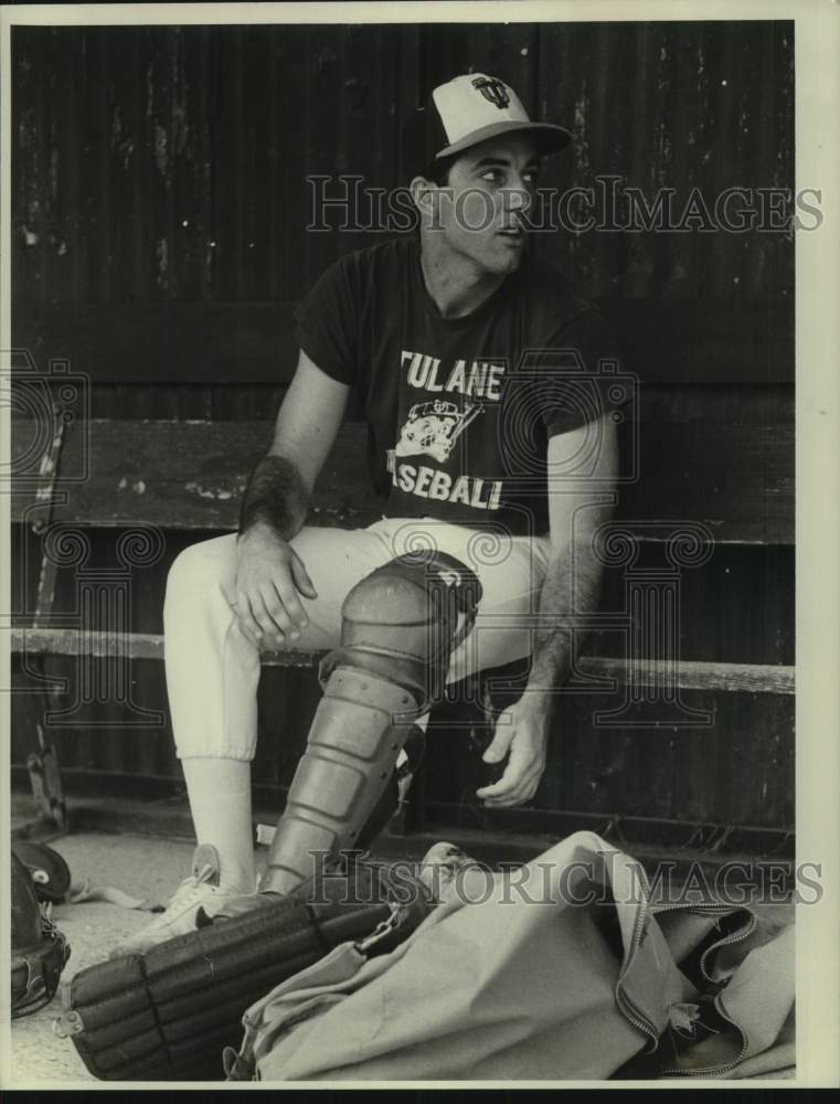 1984 Press Photo Tulane baseball catcher Chris Rivette puts on shin guards- Historic Images