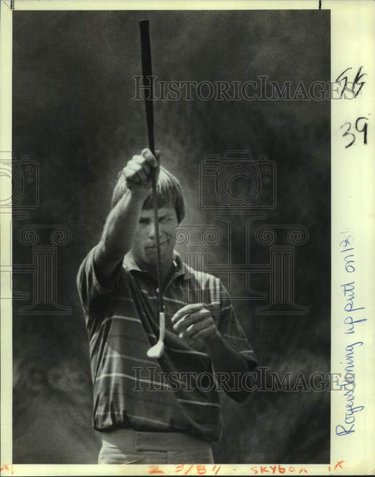 1983 Press Photo Golfer Bill Rogers uses his putter to line up a putt on 18th- Historic Images
