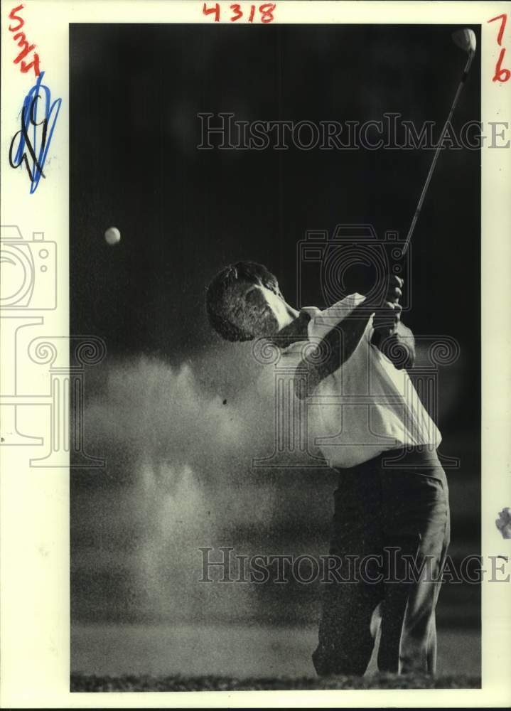 1983 Press Photo Golfer Bill Rogers blasts out of sand trap on #15 in match- Historic Images