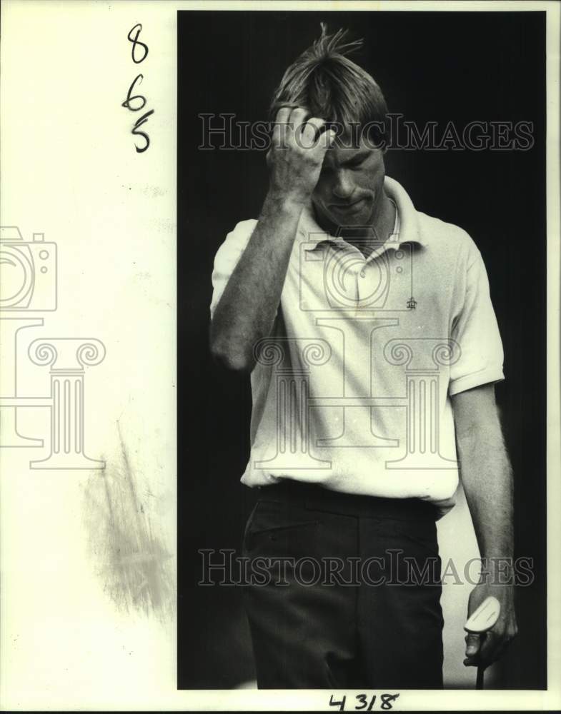 1983 Press Photo Golfer Bill Rogers looks down and walks off green with putter- Historic Images