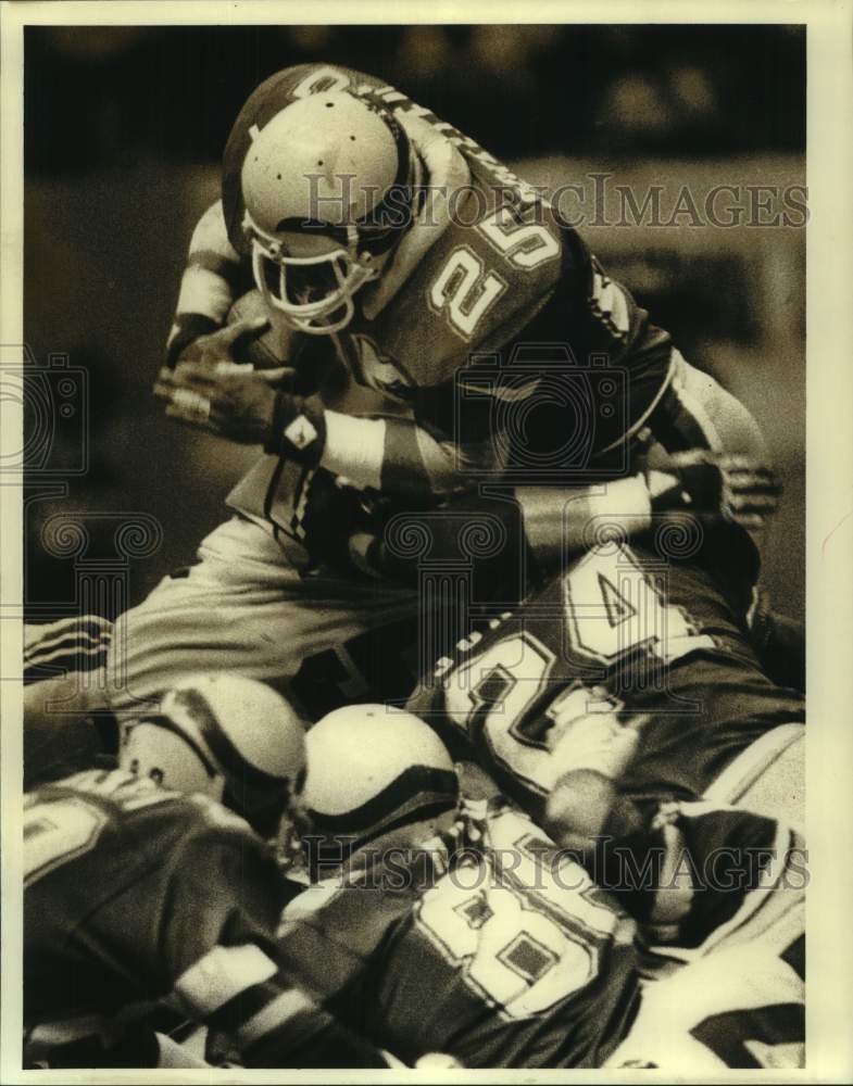 1984 Press Photo New Orleans Breakers football player Mark Schellen jumps over- Historic Images