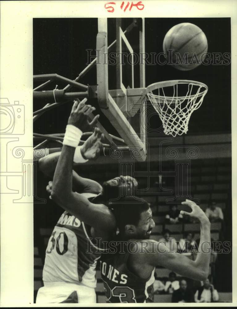 1985 Press Photo Atlanta basketball player Tree Rollins bangs heads with C Jones- Historic Images