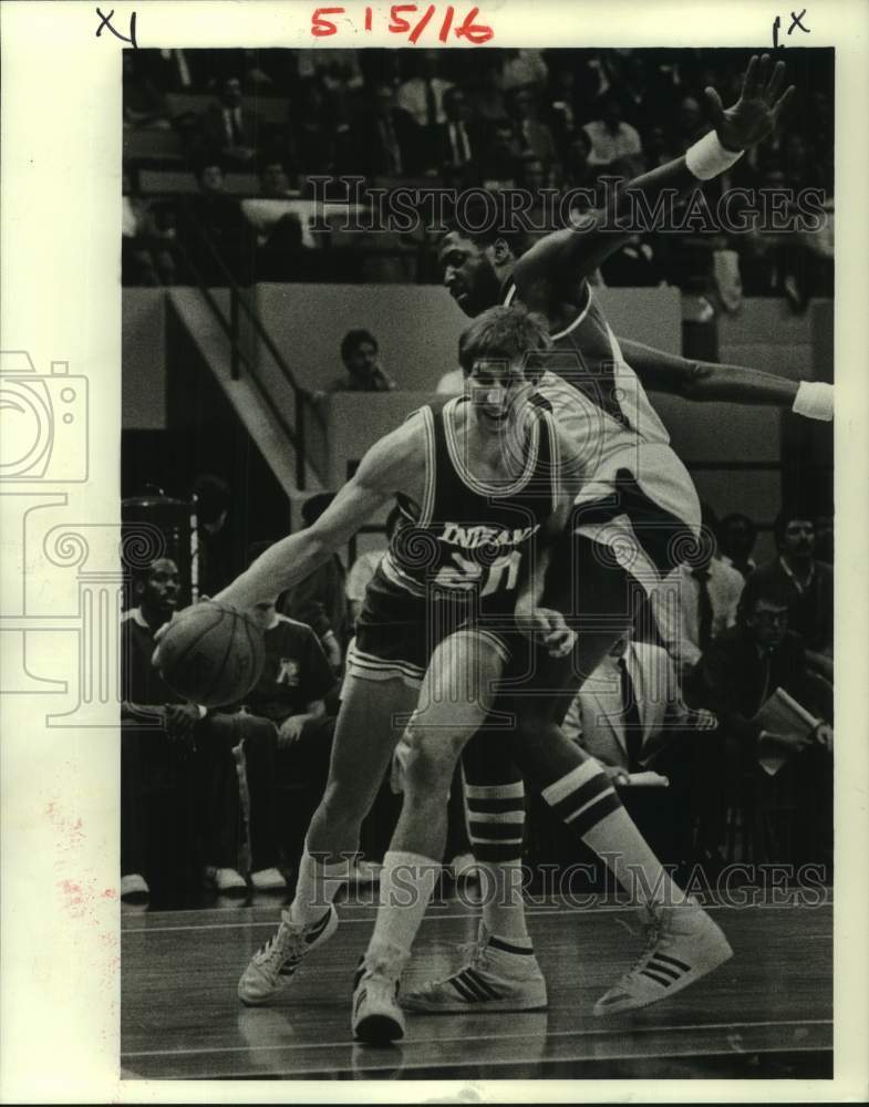 1985 Press Photo Atlanta Hawks basketball player Tree Rollins tries to block- Historic Images