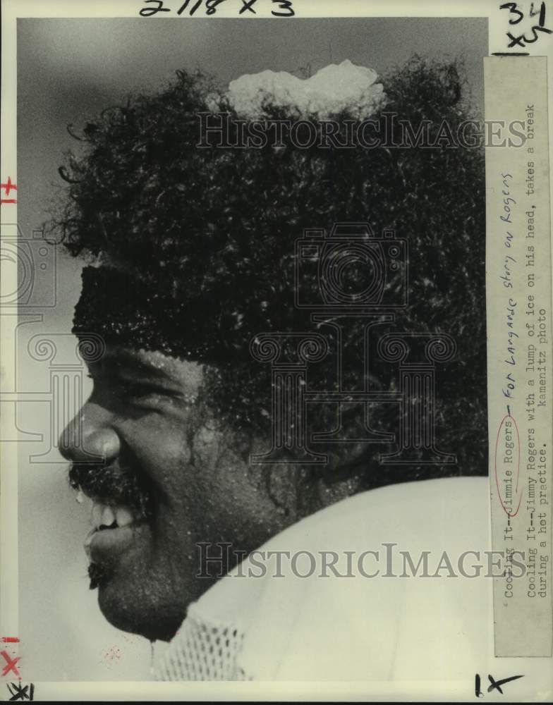 1981 Press Photo New Orleans Saints football player Jimmy Rogers cools off- Historic Images