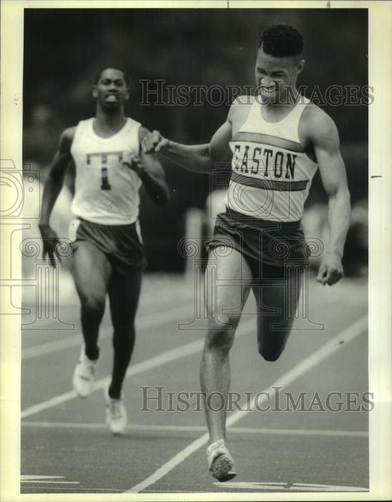 1990 Press Photo Warren Easton track athlete Jason Sanders pumps fist after win- Historic Images