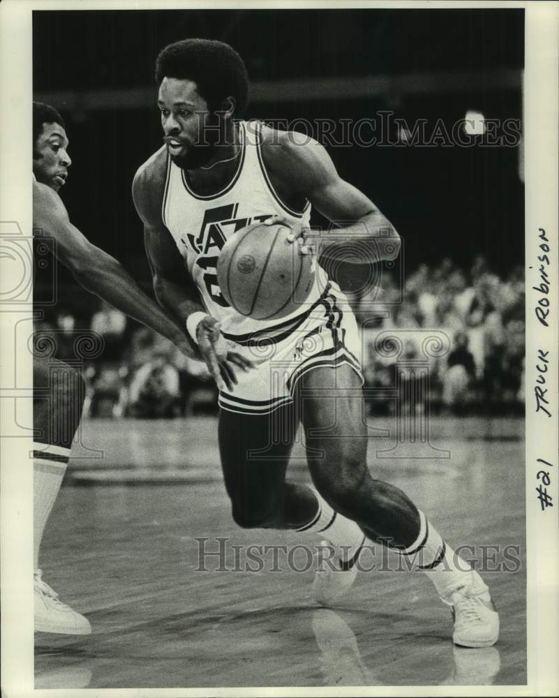 1978 Press Photo New Orleans Jazz basketball player Truck Robinson dribbles- Historic Images