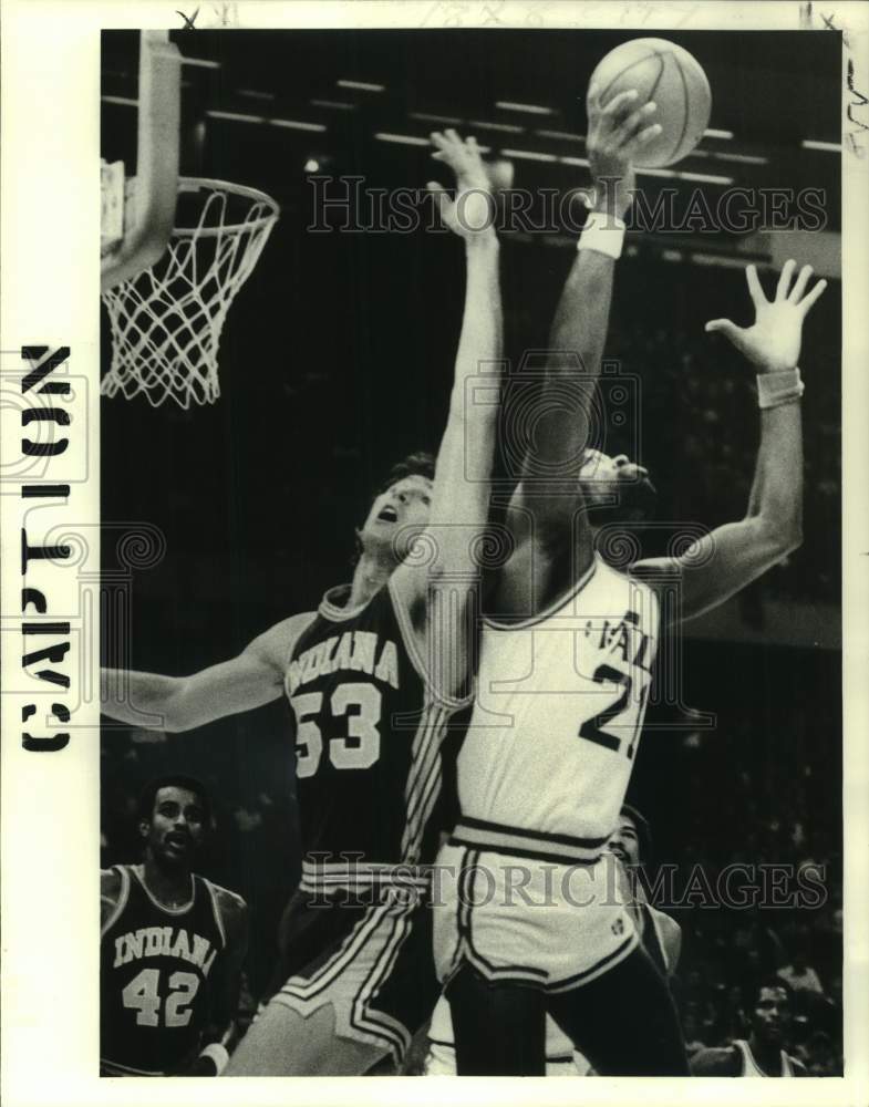 1978 Press Photo New Orleans Jazz basketball player Truck Robinson grabs rebound- Historic Images