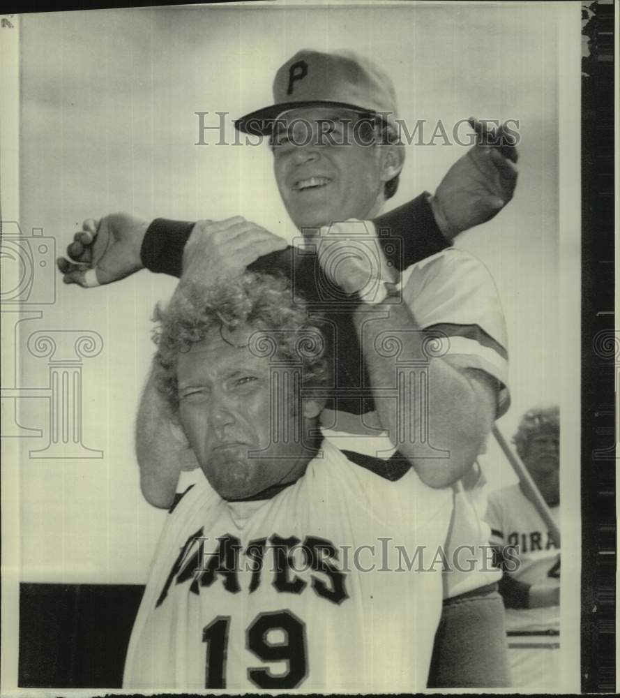 1976 Press Photo Pittsburgh Pirates baseball pitcher Jim Rooker stretches arms- Historic Images