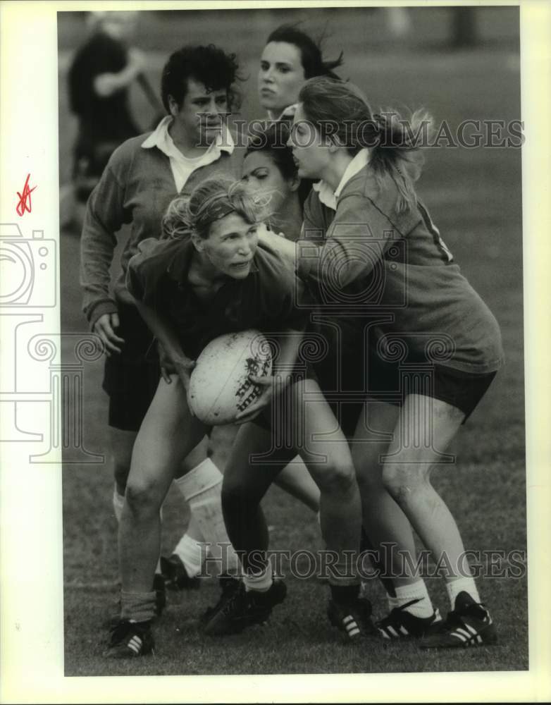 1993 Press Photo Women&#39;s rugby player Liz Fardinia looks to pass the ball- Historic Images