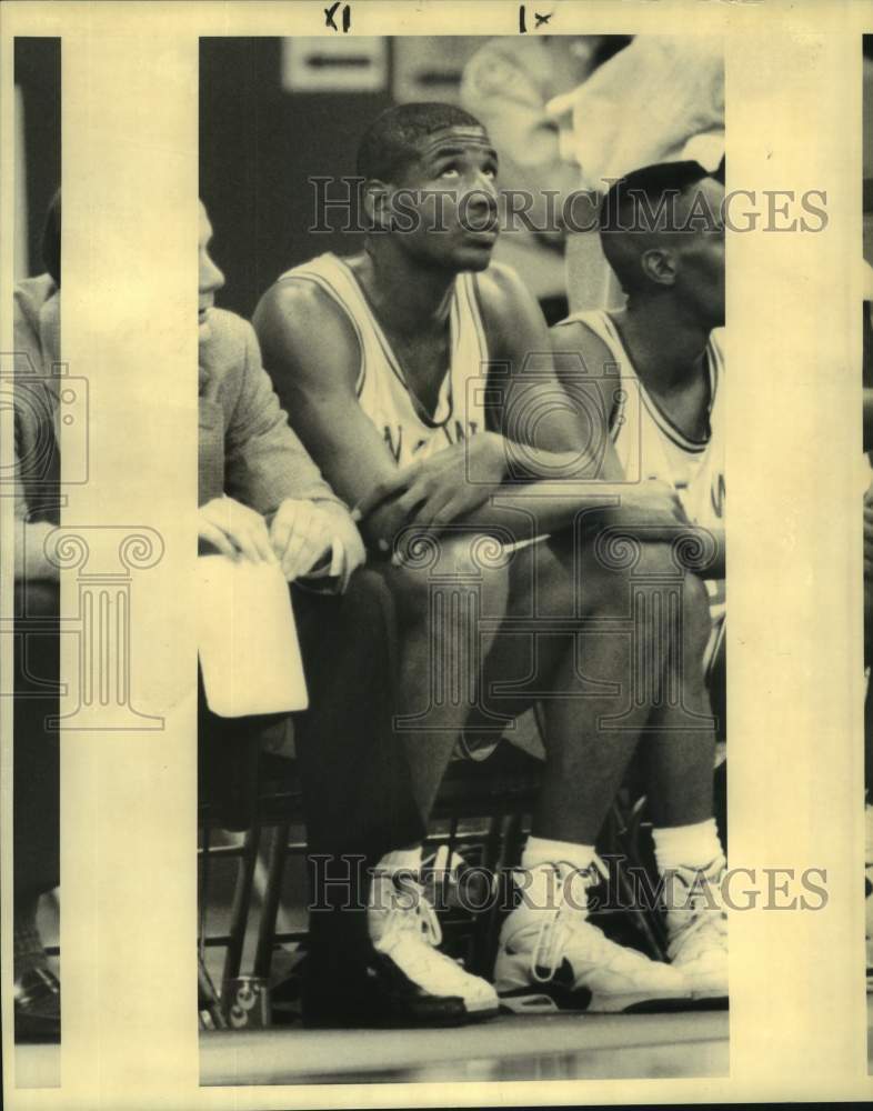 1992 Press Photo UNO basketball player Sydney Rice sits on bench during game- Historic Images