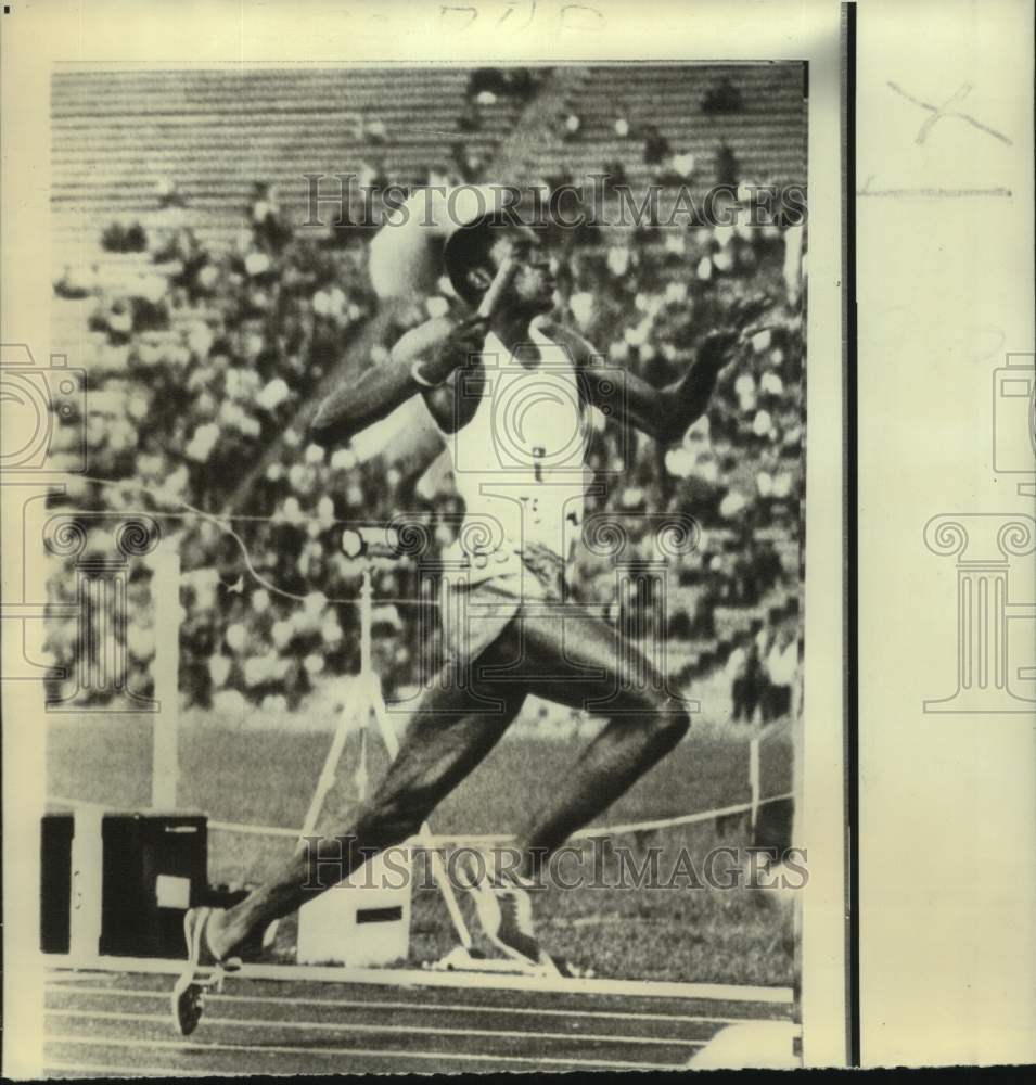 1973 Press Photo US runner Steve Riddick runs with baton in Moscow World Games- Historic Images