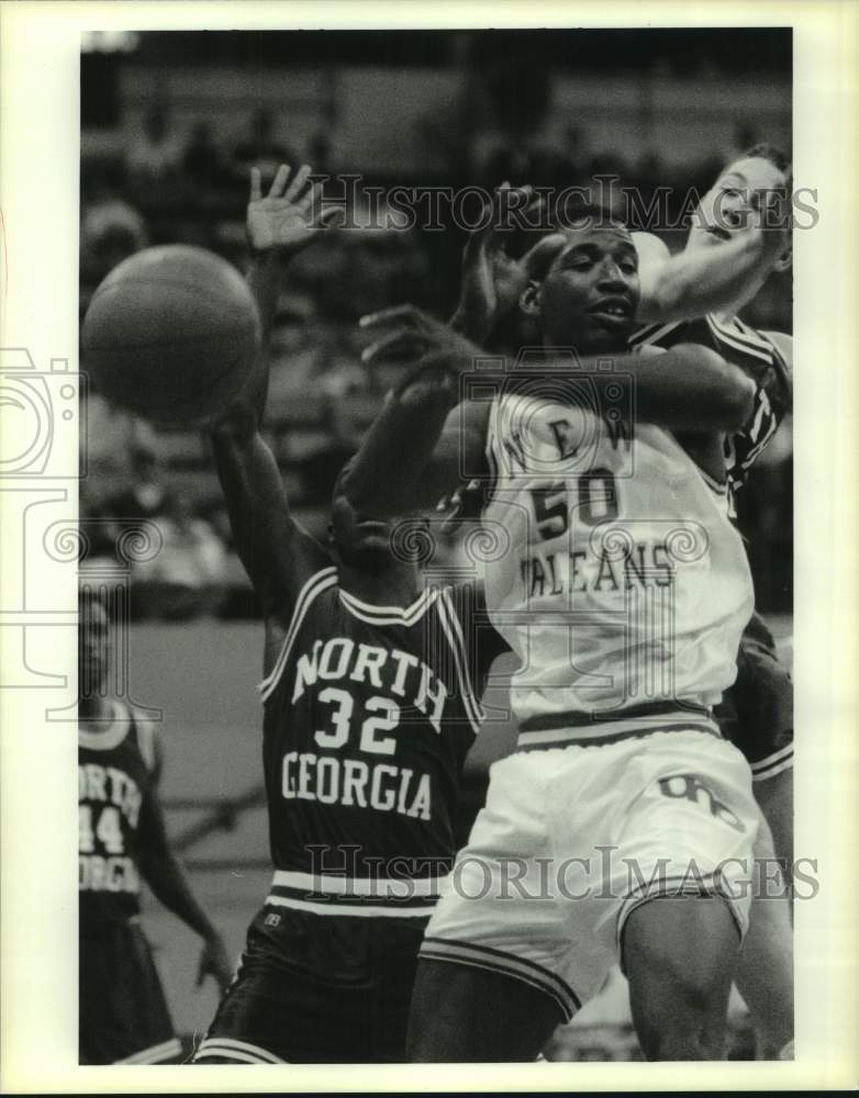 1990 Press Photo UNO basketball player Sydney Rice fights for a rebound in game- Historic Images