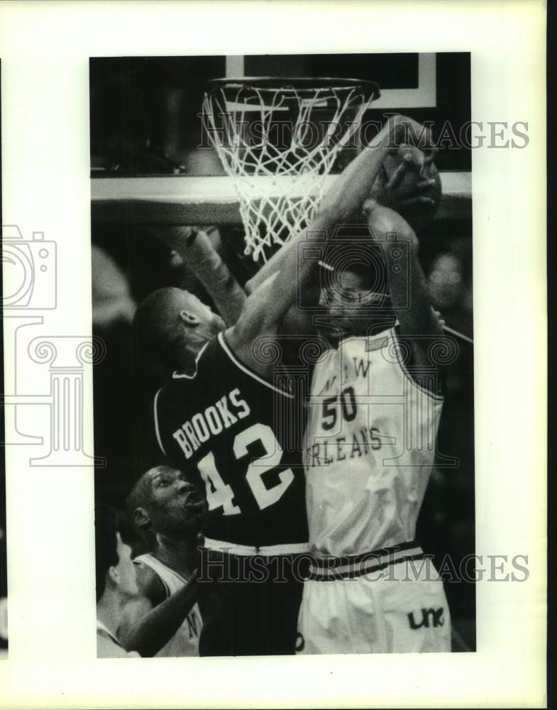 1991 Press Photo UNO basketball player Sydney Rice fights for a rebound in game- Historic Images