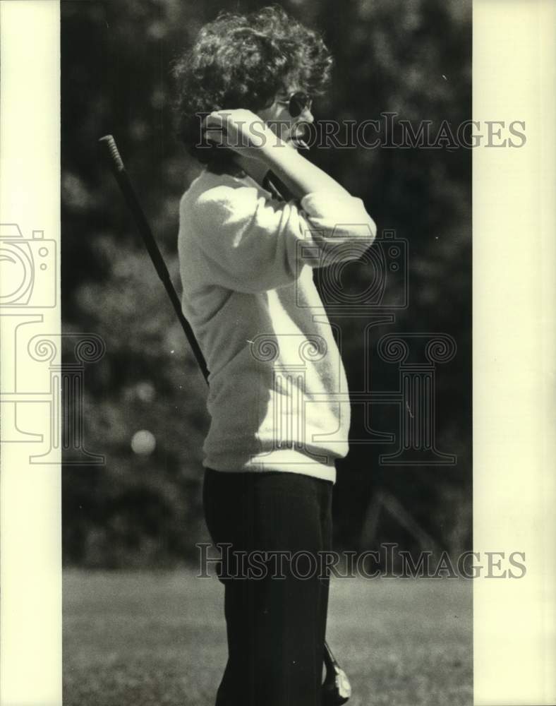 1979 Press Photo Golfer Jane Rosen watches tee shot at New Orleans Women&#39;s match- Historic Images