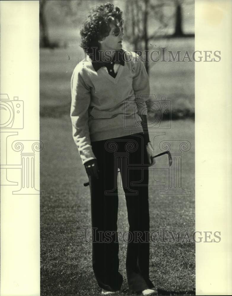 1979 Press Photo Golfer Jane Rosen watches her iron shot in New Orleans match- Historic Images