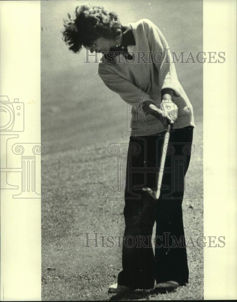 1979 Press Photo Golfer Jane Rosen hits a iron shot in New Orleans Women&#39;s match- Historic Images