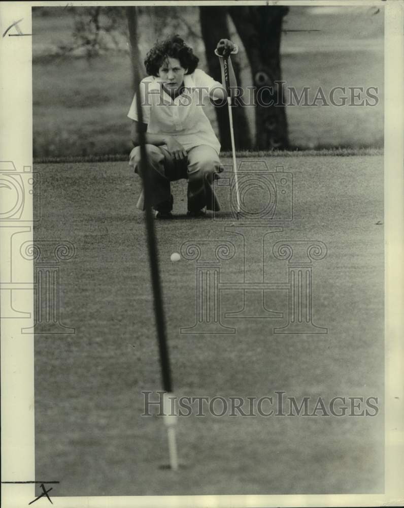 1978 Press Photo Golfer Jane Rosen ties to read somewhat pesky greens in a match- Historic Images
