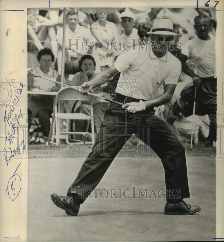 1967 Press Photo Golfer Juan Chi Chi Rodriguez reacts to his putt during a match- Historic Images