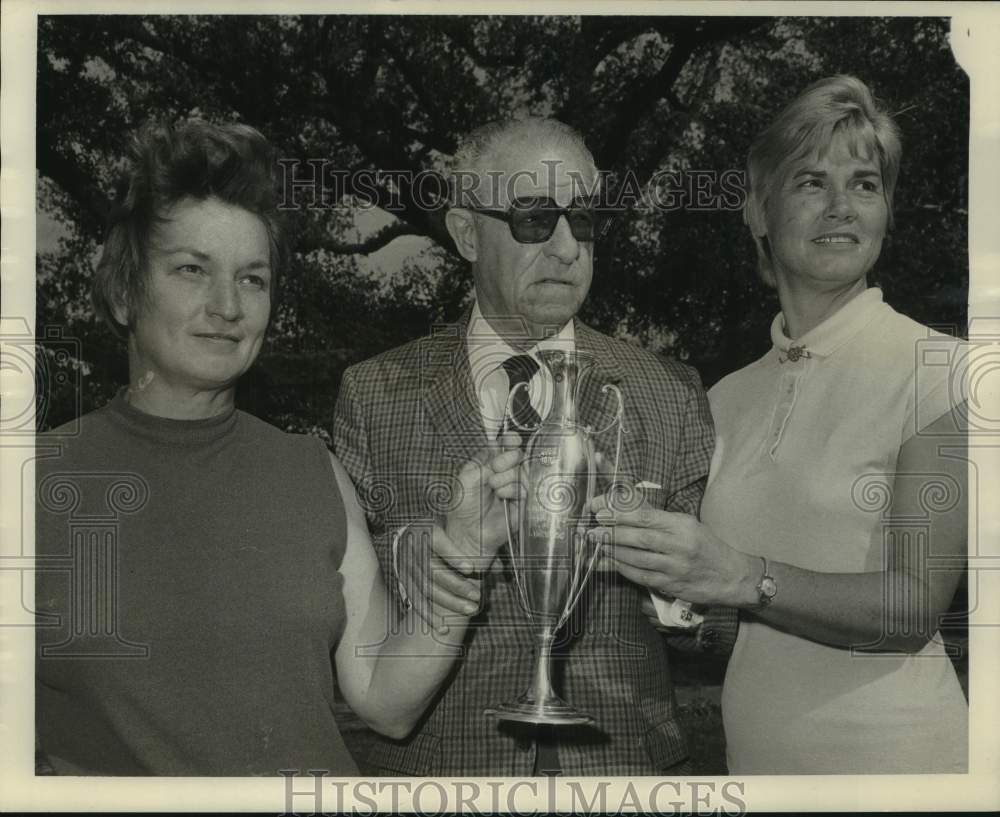 1971 Press Photo Helen Adler Levy Tournament competitors tie for trophy- Historic Images