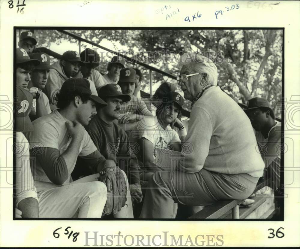1983 Press Photo Delgado baseball coach Louis Scheuermann talks with players- Historic Images