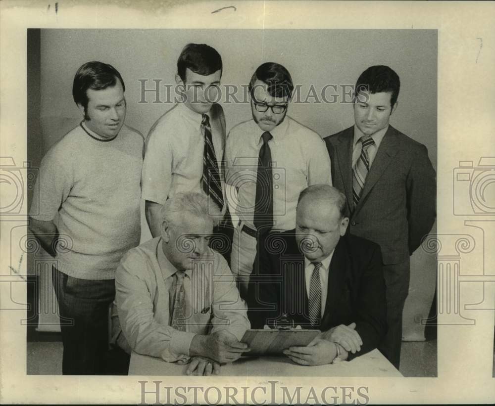 1971 Press Photo Kiwanis baseball director Lou &quot;Rags&quot; Scheuermann with coaches- Historic Images