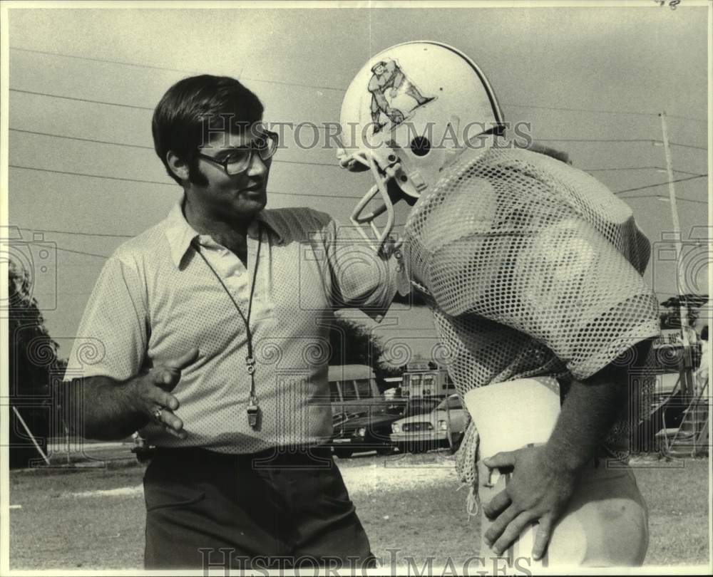 1980 Press Photo Football coach George Schaeffer talks to player during practice- Historic Images