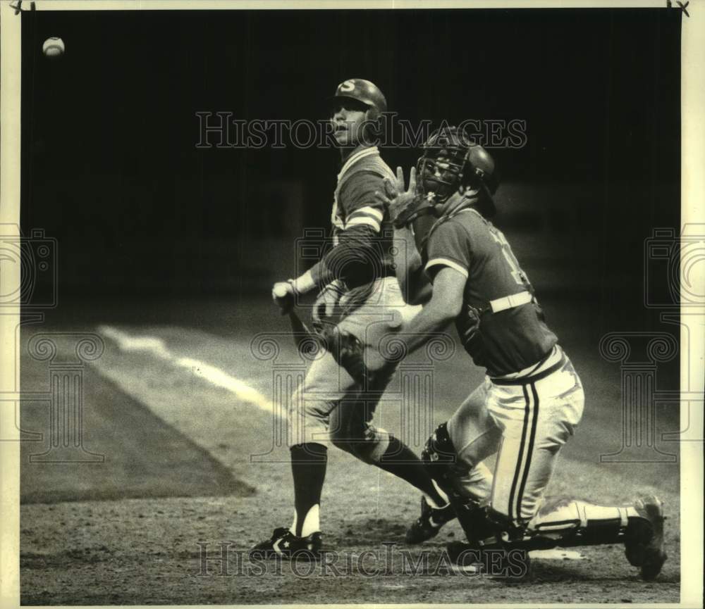 1983 Press Photo UNO baseball catcher Paul Scholer goes after foul tip in game- Historic Images