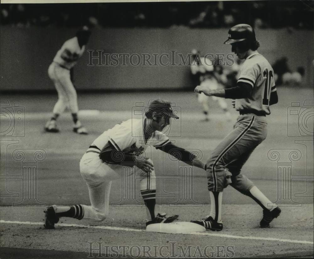 1977 Press Photo Baseball player Pat Scanlon tags the runner on the base- Historic Images