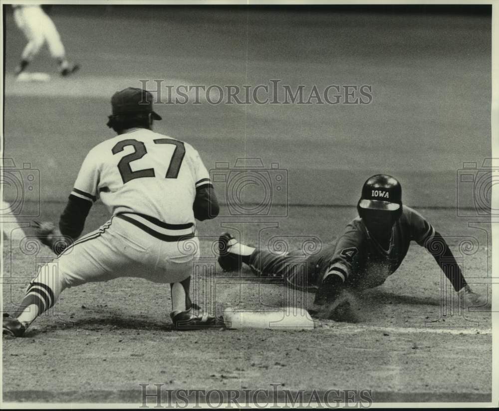 1977 Press Photo Baseball player Pat Scanlon attempts tag on sliding Iowa runner- Historic Images