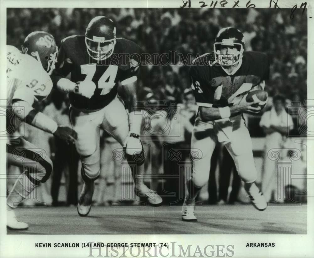 1979 Press Photo Arkansas football quarterback Kevin Scanlon runs in a game- Historic Images