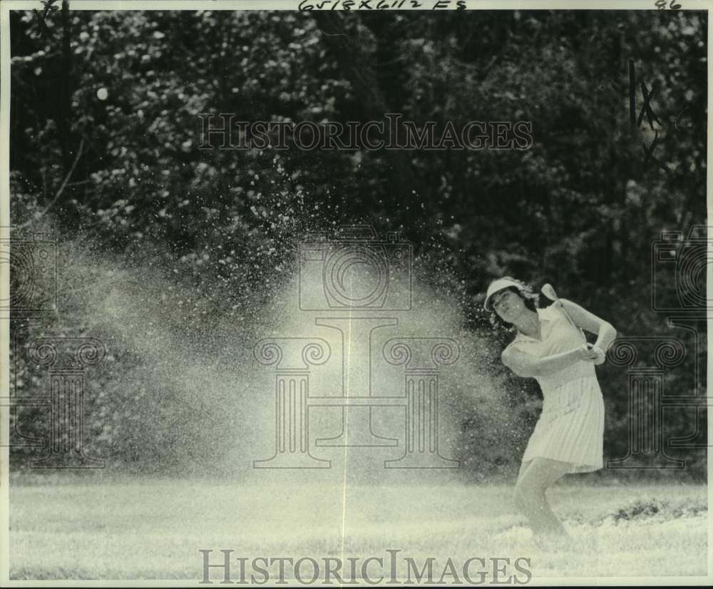 1977 Press Photo Golfer Lori Rogers blasts out of the sand trap during a match- Historic Images