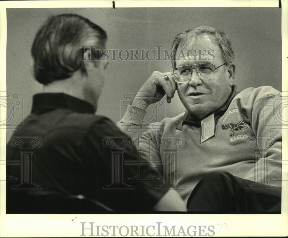 1986 Press Photo Michael McCaskey talks with Philadelphia football coach B Ryan- Historic Images