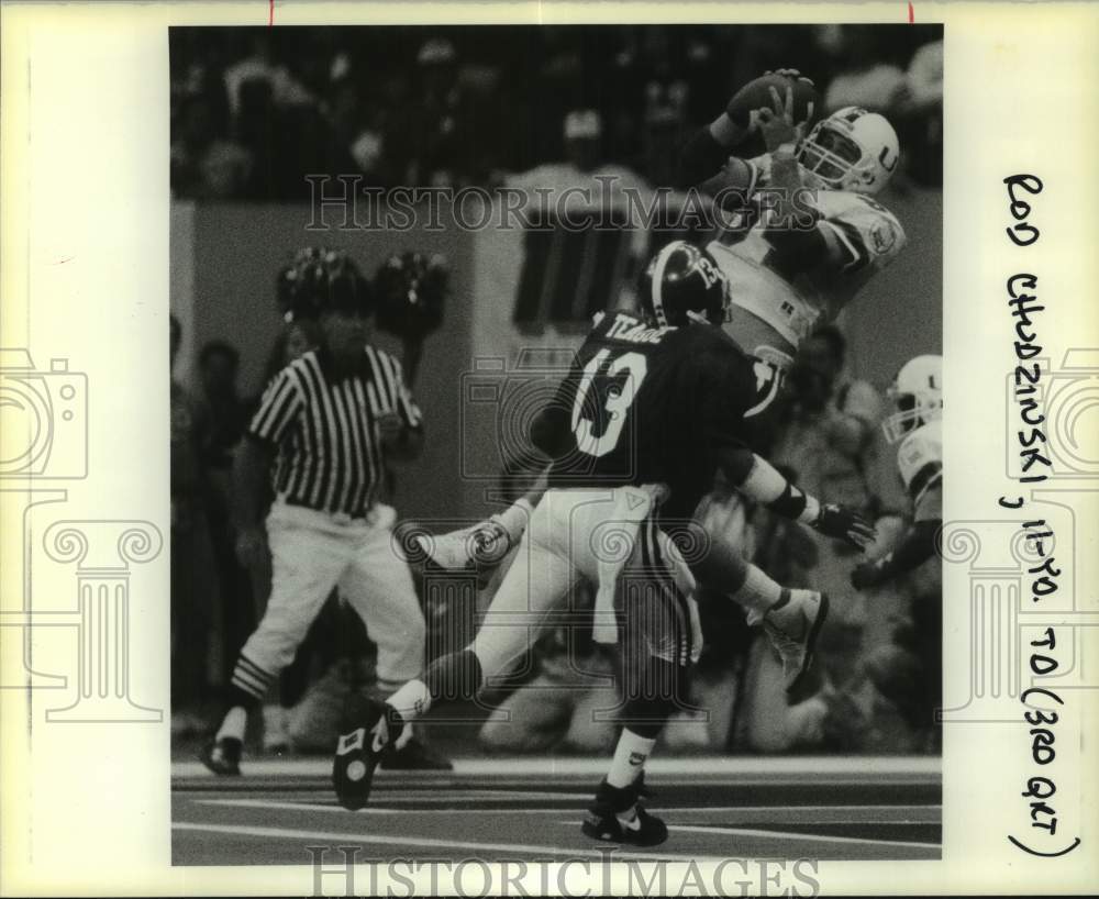 1990 Press Photo U of Miami football player Rod Chudzinski catches 11 yard pass- Historic Images