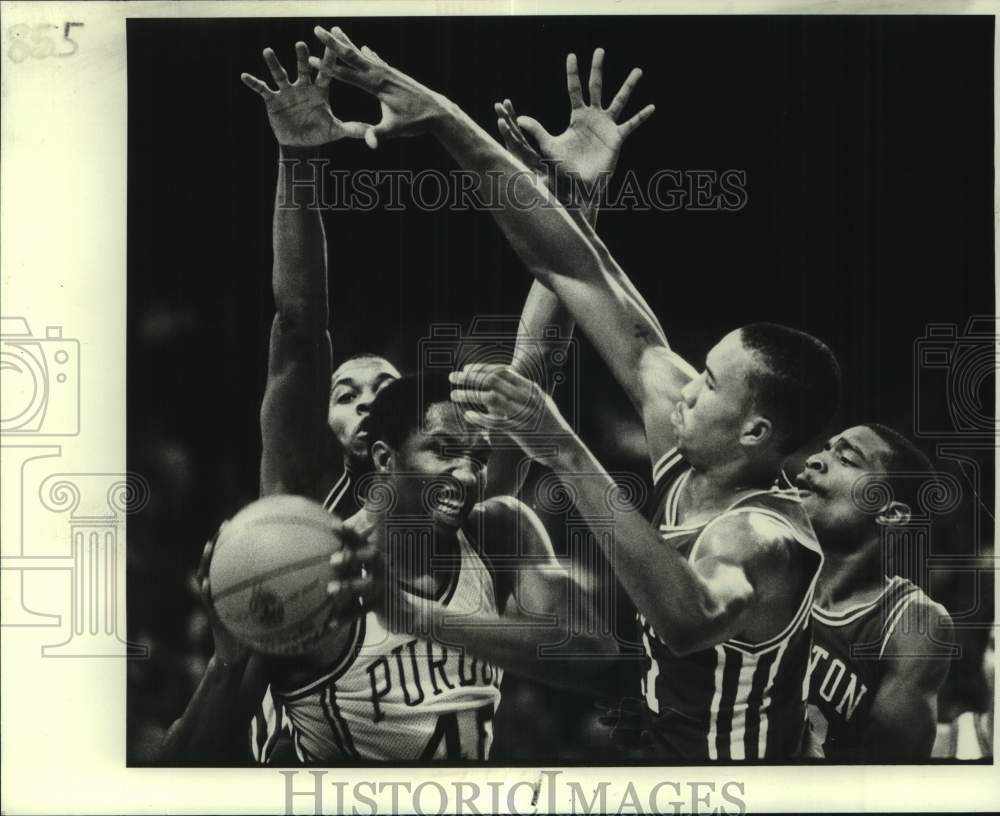 1981 Press Photo Houston basketball player Lynden Rose defends Purdue&#39;s R Cross- Historic Images