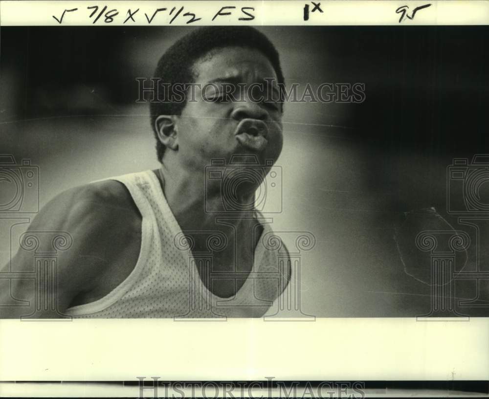 1979 Press Photo Close-up of Bonnabel HS track sprinter Alonzo Ruffin running- Historic Images