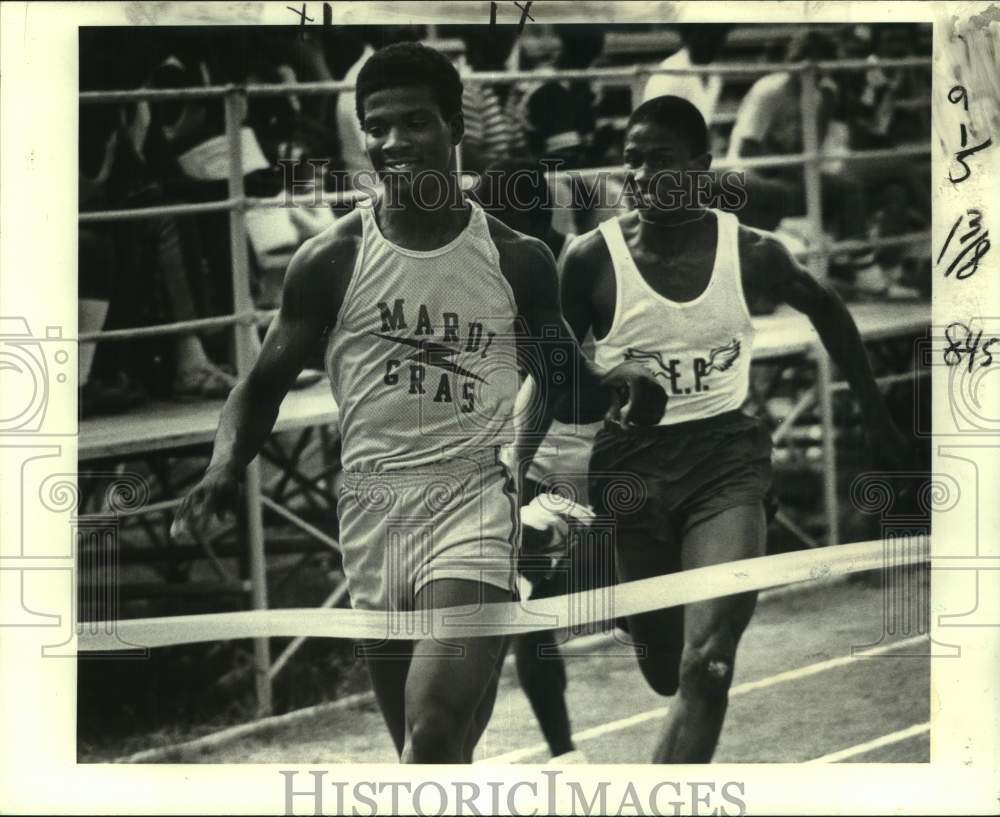 1980 Press Photo Runner Alonzo Ruffin outsprints field at the Mardi Gras Relays- Historic Images