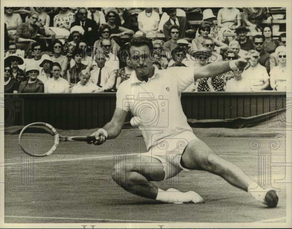 Press Photo England tennis player Mike Sangster slides to hit a shot in a match- Historic Images