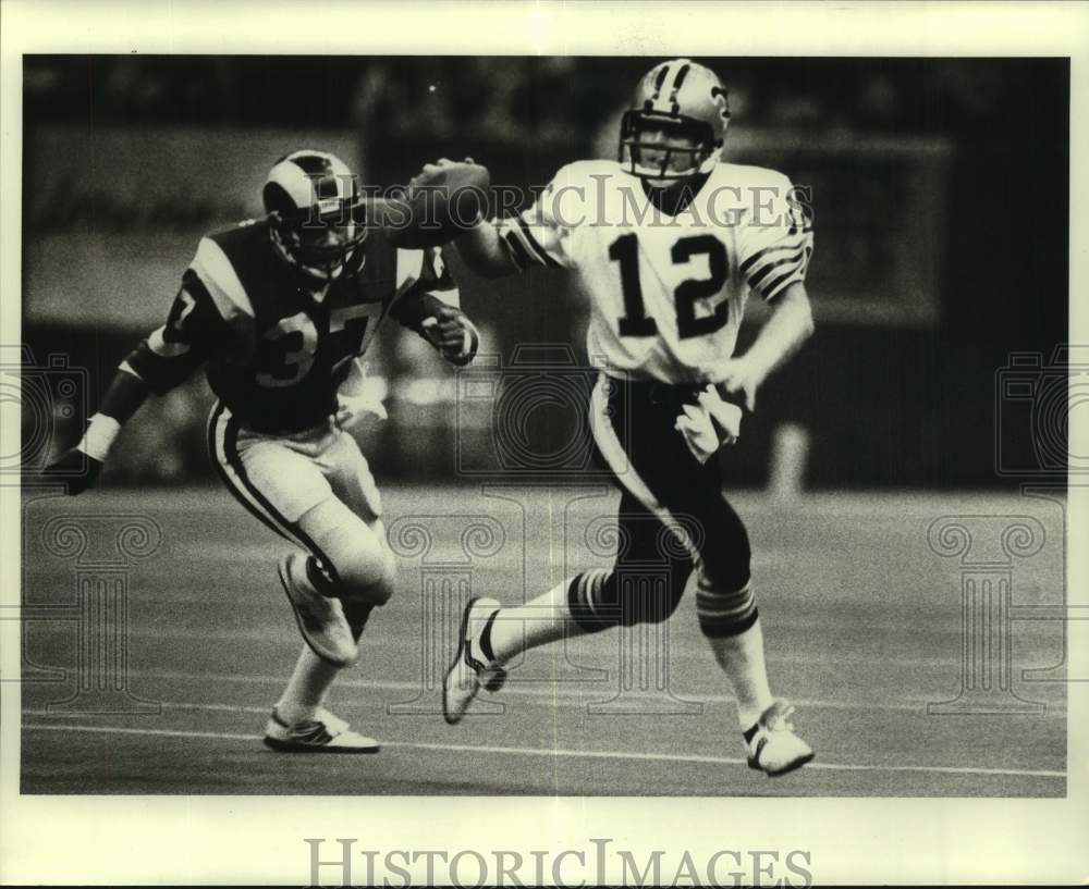 1981 Press Photo New Orleans football quarterback Bobby Scott runs with ball- Historic Images