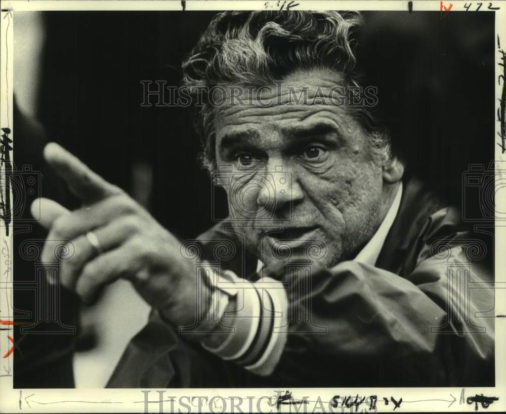 1979 Press Photo New Orleans Saints football coach Dick Nolan points on sideline- Historic Images