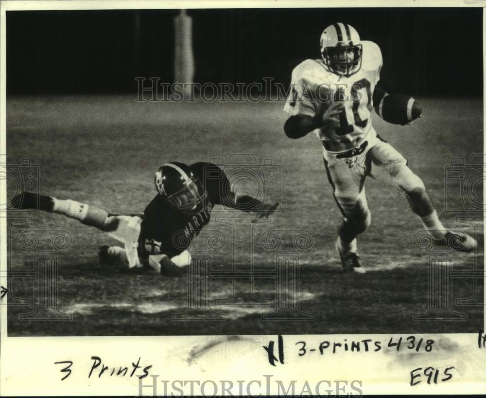 1981 Press Photo Jesuit football player Danny Schellhaas returns a punt 25 yards- Historic Images