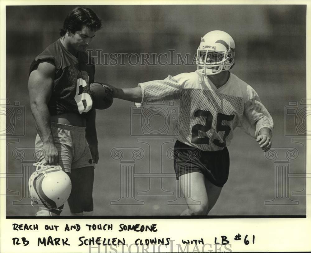 1985 Press Photo Football running back Mark Schellen clowns with linebacker #61- Historic Images