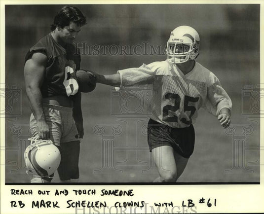 1985 Press Photo Football running back Mark Schellen clowns with linebacker