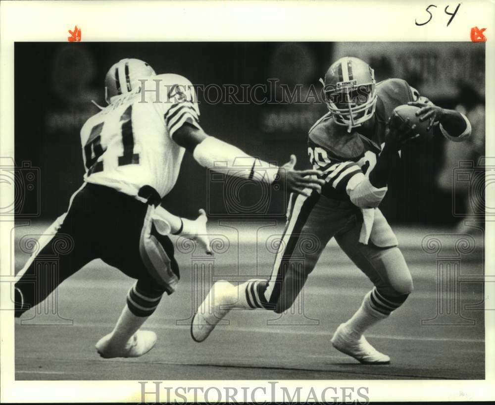 1981 Press Photo San Francisco 49er football player Amos Lawrence fumbles ball- Historic Images