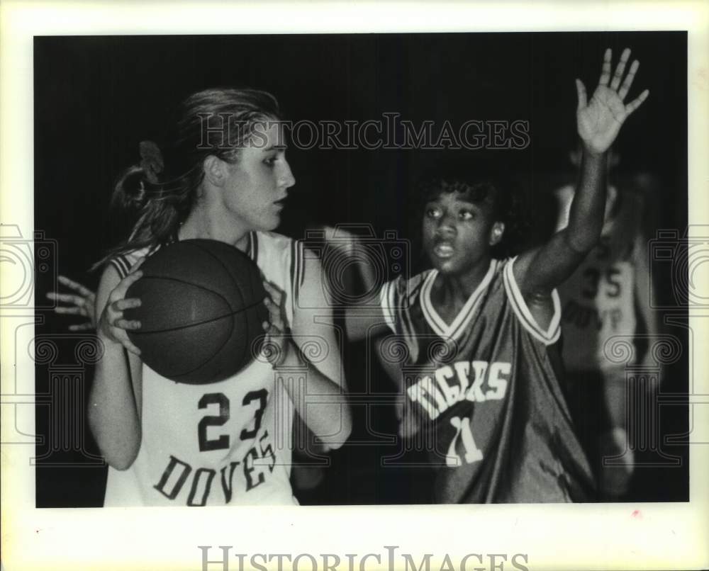 Press Photo Basketball player Meg Norwood looks to pass in game against Tigers- Historic Images