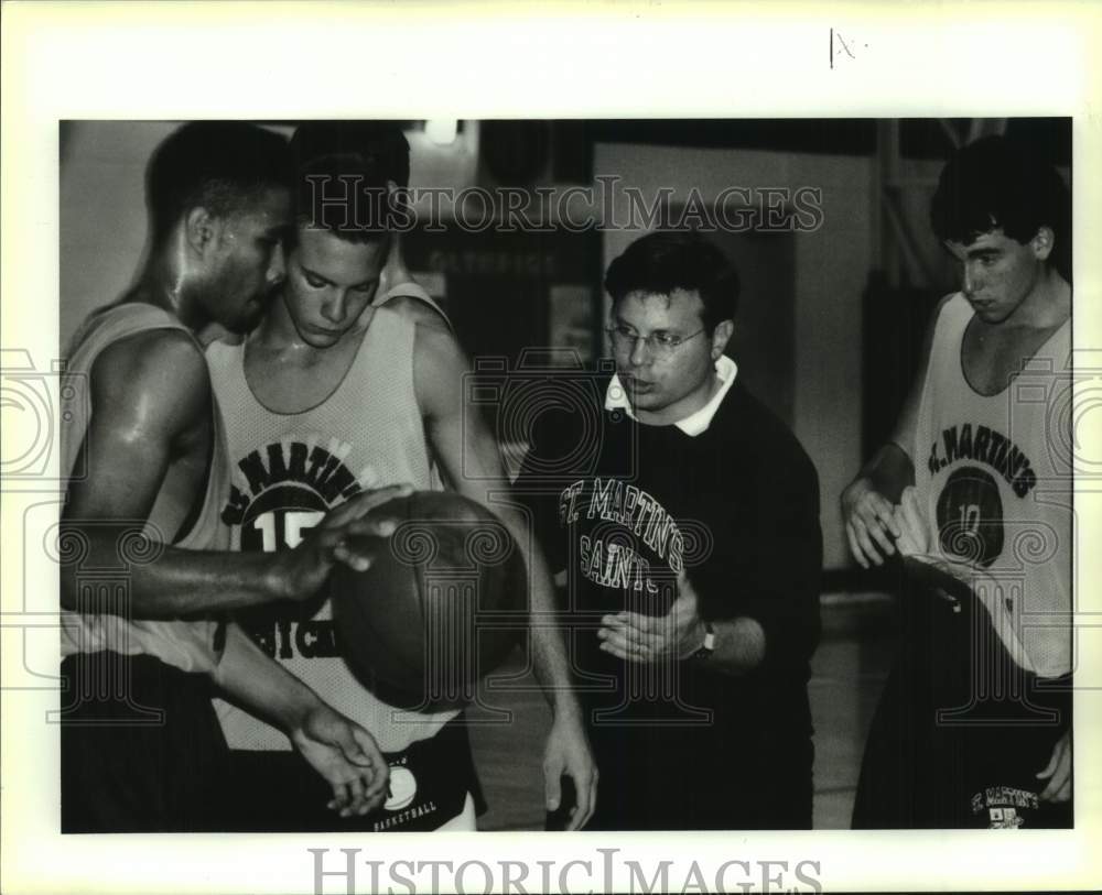 1992 Press Photo St Martin head basketball coach Mike Giorlando talks to players- Historic Images