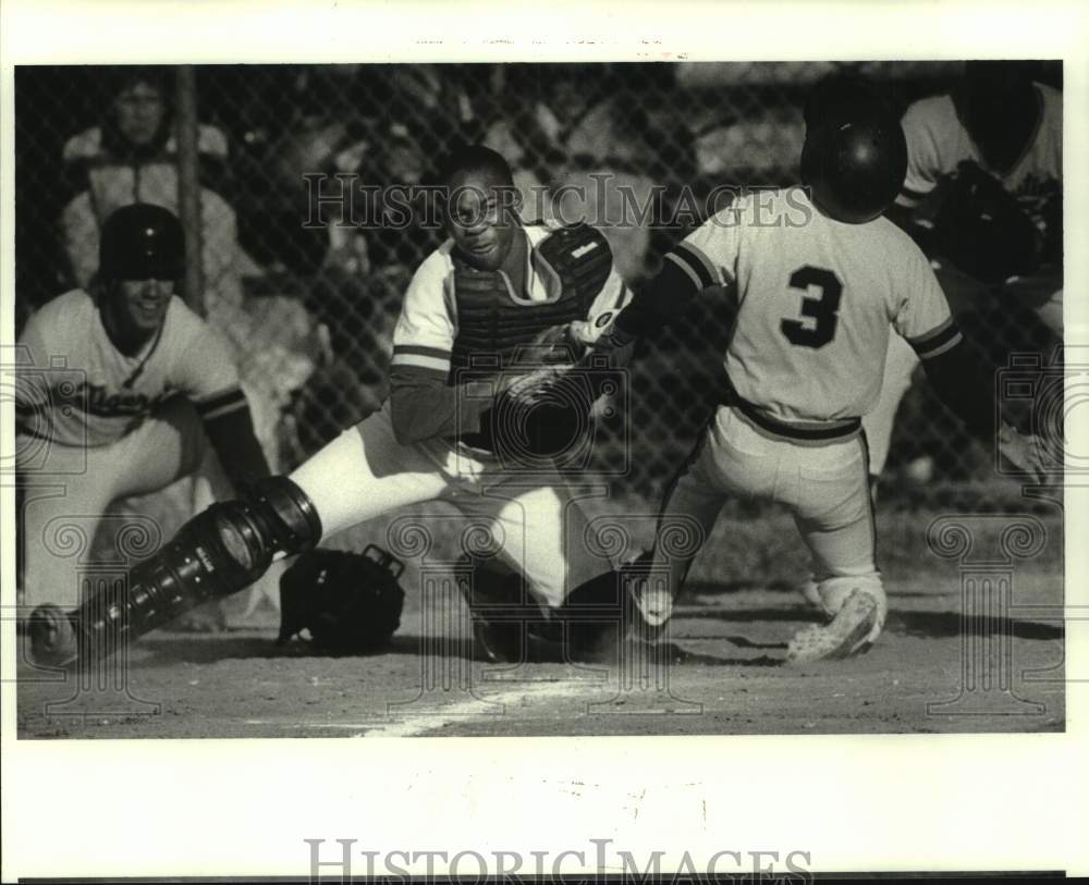 1986 Press Photo St Augustine baseball catcher Pernell Keelan tags out player- Historic Images